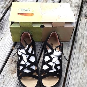 Naot Yarrow Women's Sandals size 38 (US 7) in black NIB